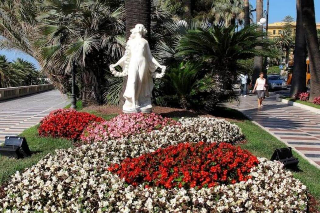 Ampio Appartamento Centrale Sanremo Exteriör bild