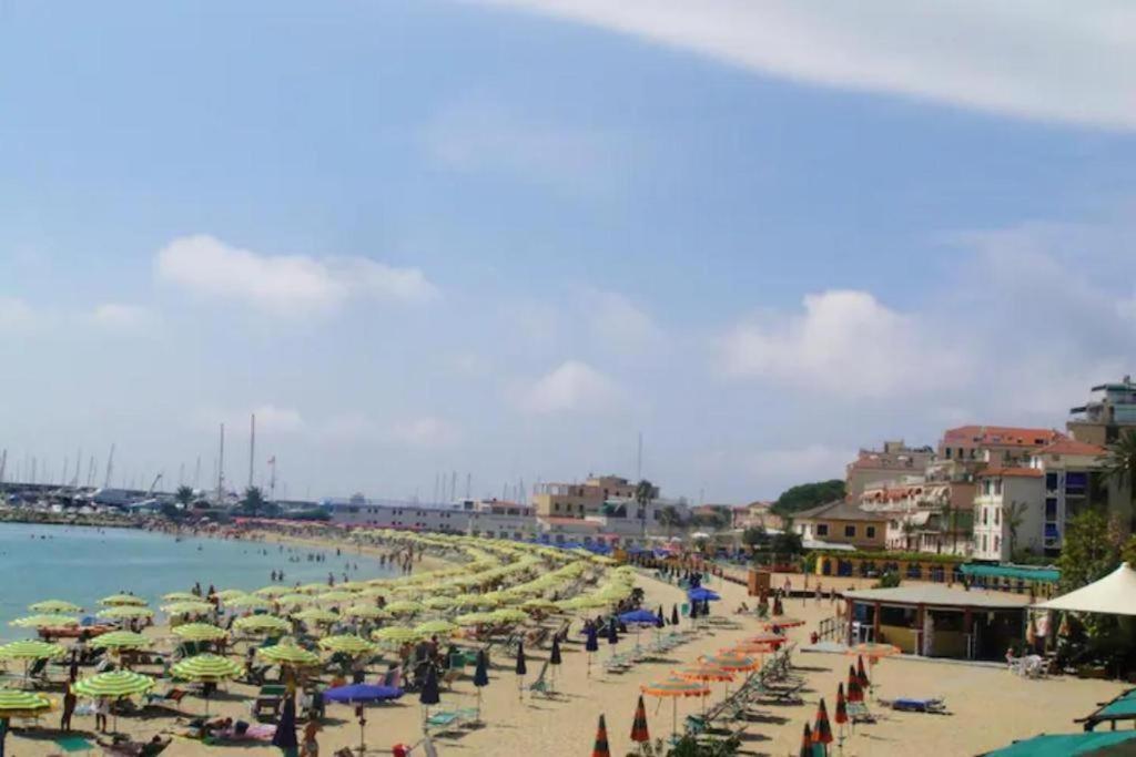 Ampio Appartamento Centrale Sanremo Exteriör bild