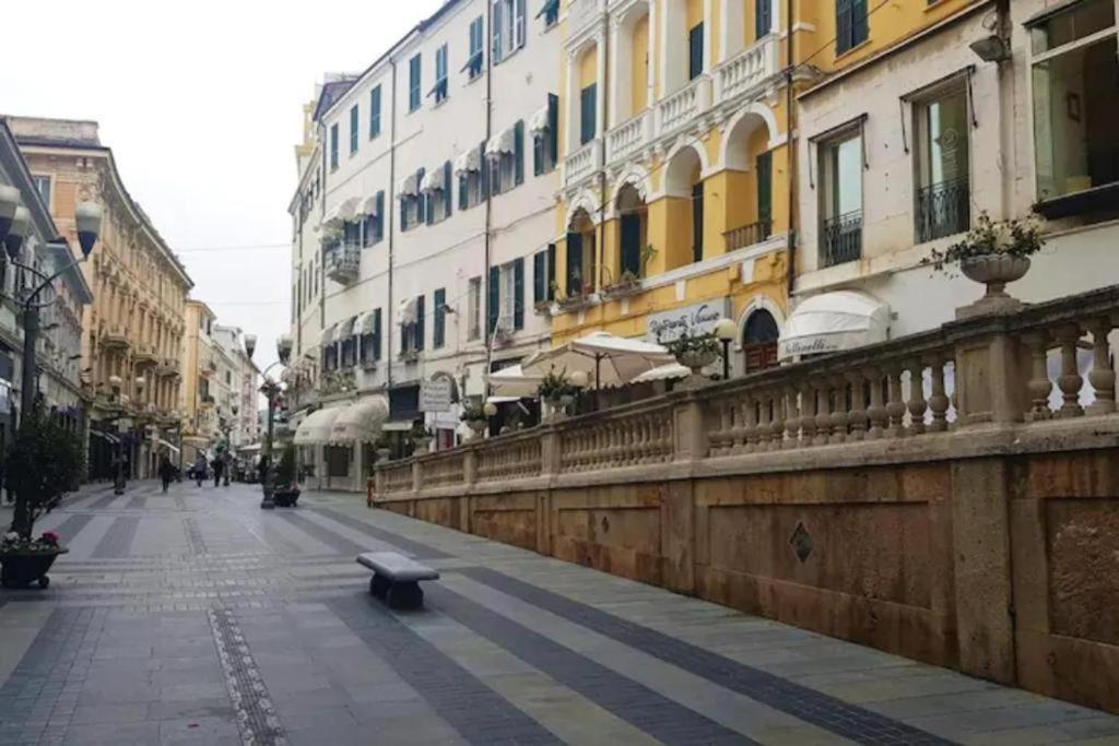 Ampio Appartamento Centrale Sanremo Exteriör bild